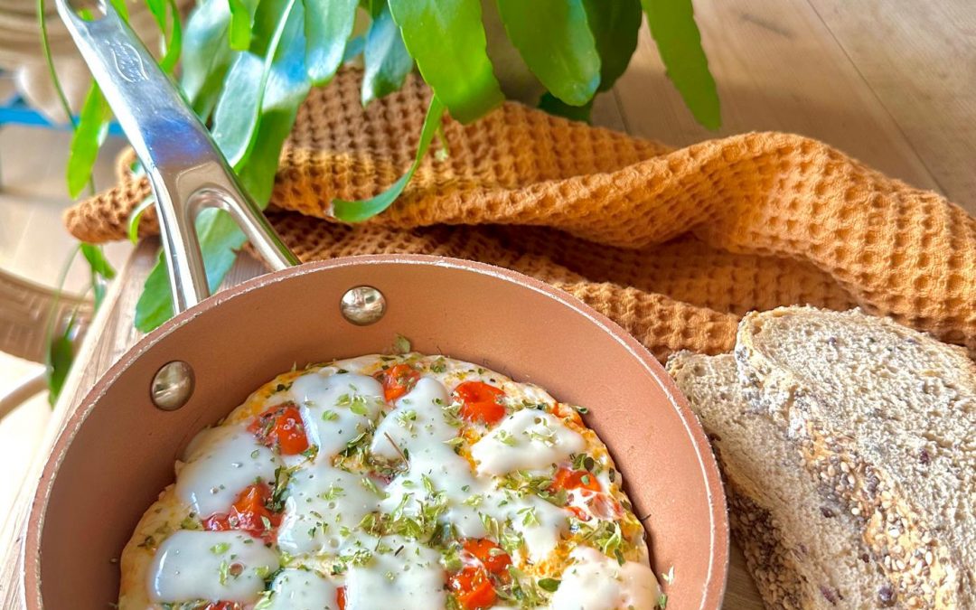 Tortilla de claras con tomates, queso y orégano